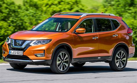 Nissan X-Trail (T32) važiuojantis bekele