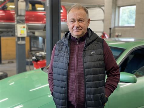 Nuotrauka, vaizduojanti profesionalų autoservisą, atliekantį pakabos remontą