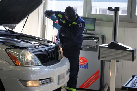Tematinė nuotrauka: automobilis ruošiamas techninei apžiūrai