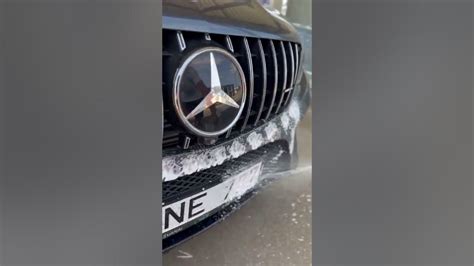 Automobilis, aplipęs vabzdžių liekanomis po ilgos kelionės