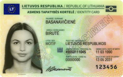 Tematinė nuotrauka: žmogus, rodantis asmens tapatybės kortelę vairuojant automobilį