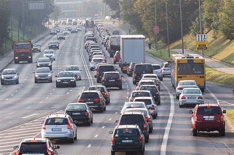 automobilio su netinkamai įjungtais rūko žibintais, akinančio kitus eismo dalyvius, iliustracija