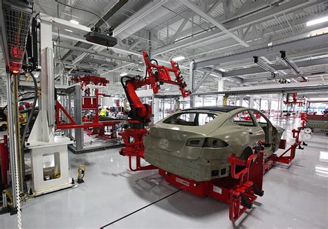 Automobilių gamyklos su konvejeriu interjero nuotrauka