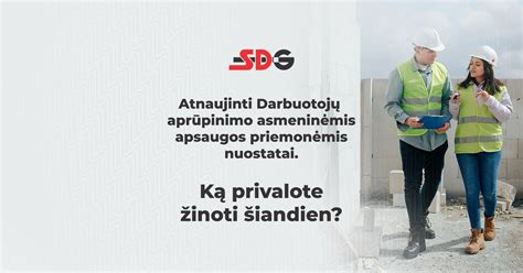 Darbuotojas dėvi asmenines apsaugos priemones (AAP) statybvietėje