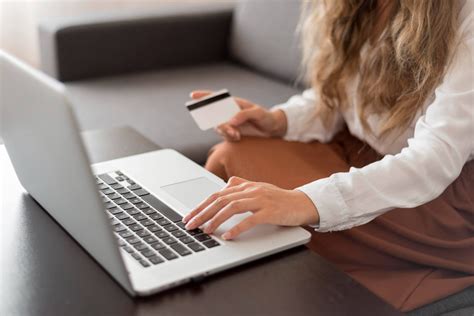 Teminė nuotrauka: moteris renkasi autodalis internetu kompiuteryje
