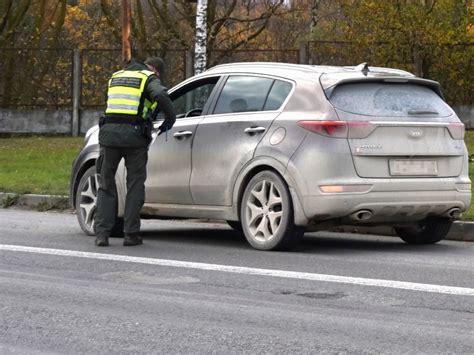 Teminis paveikslėlis: Besimokantis vairuoti asmuo su instruktoriumi automobilyje