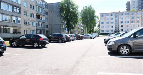 Teminis paveikslėlis: Automobilis aikštelėje, atliekantis parkavimo manevrus
