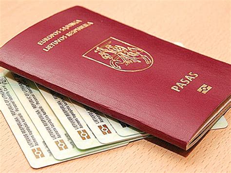 Tematinė nuotrauka: asmens tapatybės dokumentai, užsienio šalių vėliavos