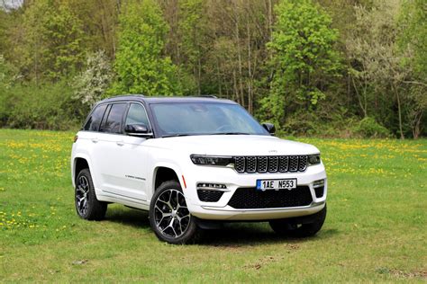 Nuotrauka, demonstruojanti naujos kartos Jeep Compass išvaizdą, pabrėžiant panašumus su Jeep Grand Cherokee.