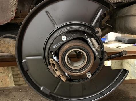 BMW E46 galinių stabdžių mechanizmo schema su rankinio stabdžio komponentais