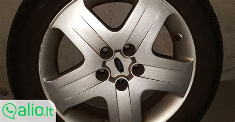 Nuotrauka: Ford Focus I kartos automobilis su originaliais ratlankiais