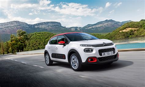Citroën C3 III (Phase I, 2016) automobilio eksterjero nuotrauka, rodanti priekinę dalį su LED žibintais ir šoninius Airbump intarpus.