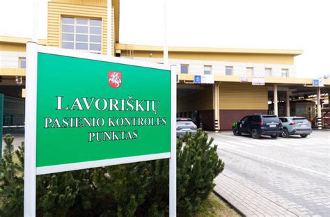Pasienio kontrolės punktas tarp Lenkijos ir Ukrainos, eilės automobiliais