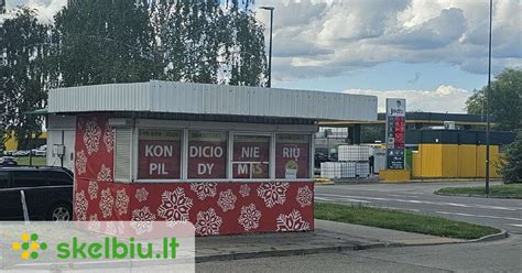Nuomojamas automobilis stovintis prie Ukrainos miesto paminklo