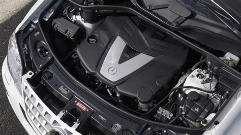 Variklių schemos, iliustruojančios Mercedes-Benz OM642 V6 dyzelinį ir M113 V8 benzininį variklius