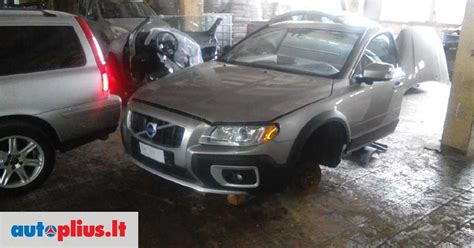 Teminė nuotrauka su Volvo XC70 automobiliu bekelėje ar užmiestyje