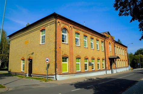 Tematinė nuotrauka: modernus vairavimo mokyklos pastatas Tauragėje