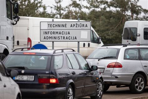 Teminė nuotrauka: automobilis, atvykstantis į techninės apžiūros stotį