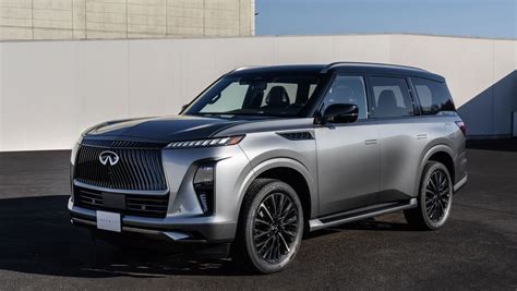 Infiniti automobilių dizaino iliustracija su akcentu ant dvigubos arkos grotelių