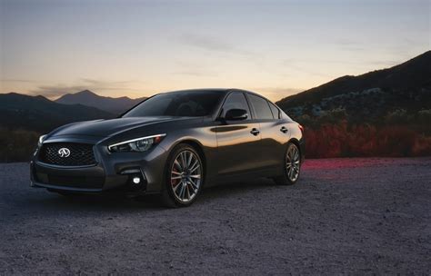 Infiniti Q50 ir Q60 modelių šoninis palyginimas