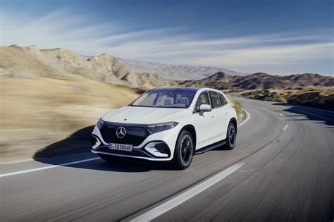 Mercedes-Benz GLA visureigio eksterjero nuotrauka, vaizduojanti automobilį mieste