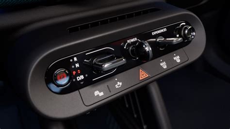 Mercedes-Benz GLA interjero nuotrauka su prietaisų skydeliu ir pavarų svirtimi