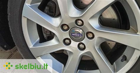 Stilingi lieti ratai R17 sumontuoti ant Volvo S60 modelio, parodantys estetinį vaizdą ir prošvaisą