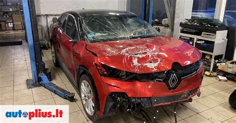 Teminė nuotrauka su Renault Megane automobiliu ir atsarginėmis dalimis