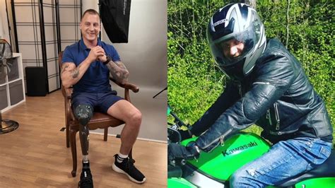 Vaikas su šalmu sėdi ant motociklo, jo kojos siekia pakojus