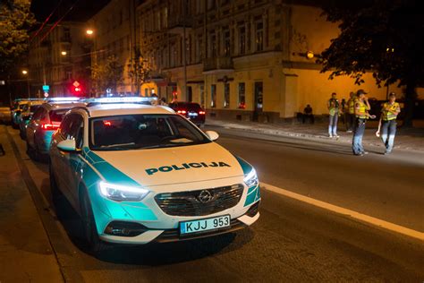 Tematinė iliustracija: Policijos pareigūnas sustabdo automobilį