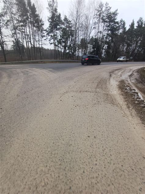 Teminė nuotrauka: stovintis automobilis kelio pakraštyje