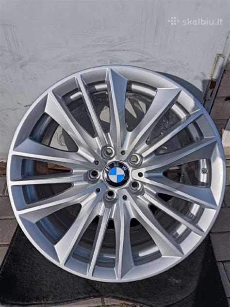 BMW E60 su skirtingų dydžių ratlankiais