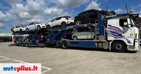 Tematinė nuotrauka: automobiliai, transportuojami autovežiu