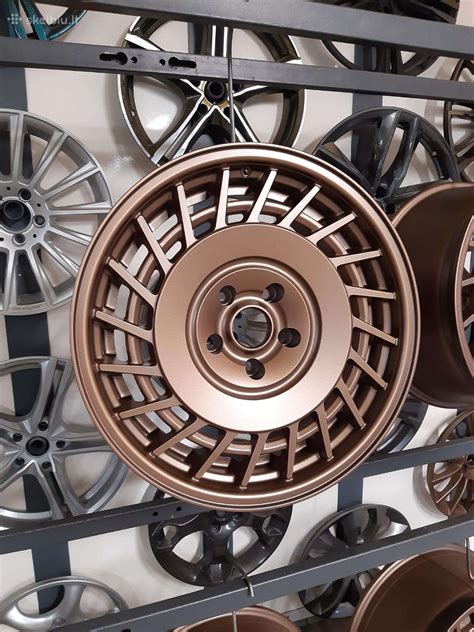 Nuotraukos, demonstruojančios skirtingų plieninių ratlankių būklę - nuo naujų iki šiek tiek naudotų.