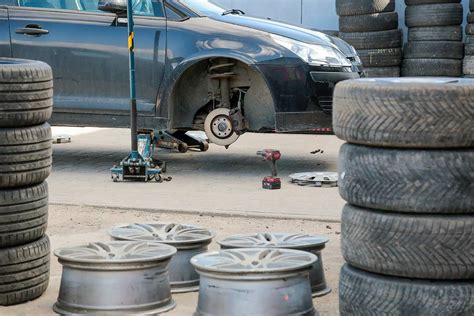 nuotrauka su išmestomis padangomis gamtoje