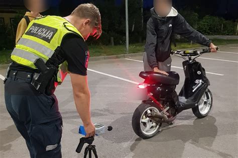 Nuotrauka su įvairių kategorijų mokomaisiais automobiliais ir motociklais