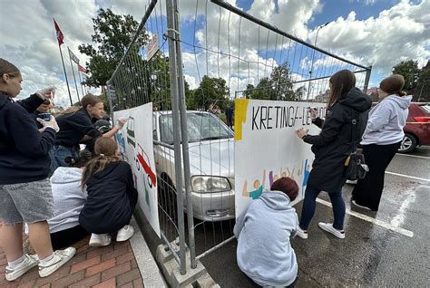 Nuotrauka su naujausiais mokomaisiais automobiliais, naudojamais Regitros egzaminuose