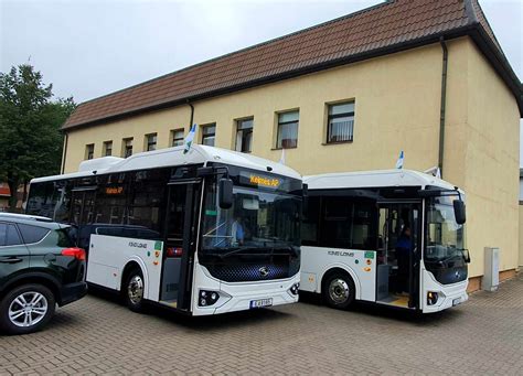 Nuotrauka su įvairiais sunkvežimiais ir autobusais, naudojamais vairavimo mokymui