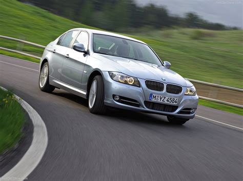 BMW E90 važiuojančio automobilio dinamiška nuotrauka vingiuotu keliu