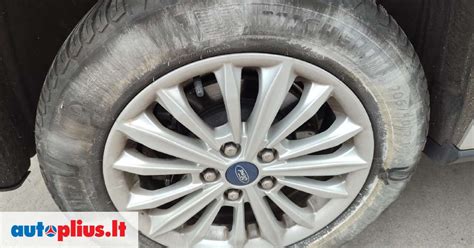 Naudotų automobilių salonas su įvairių markių, įskaitant Ford, modeliais