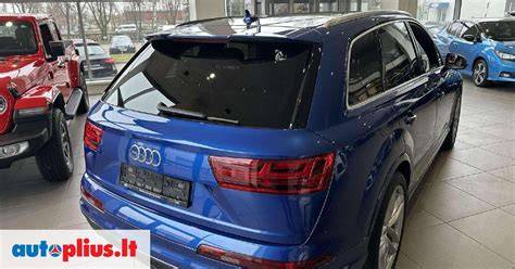 Teminė nuotrauka: naudoti automobiliai, stovintys aikštelėje