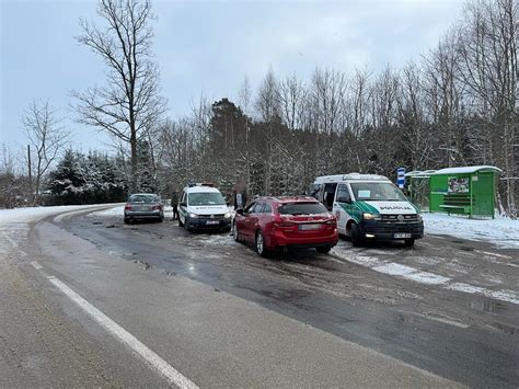 Teminis automobilis kelyje su greičio viršijimo ženklu