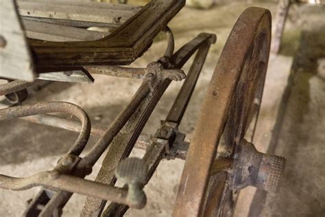 Nuotrauka, vaizduojanti restauravimo procesą autoservise