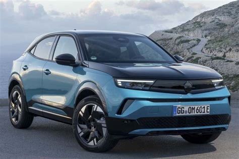 Opel modelio dizaino ir technologijų infografika