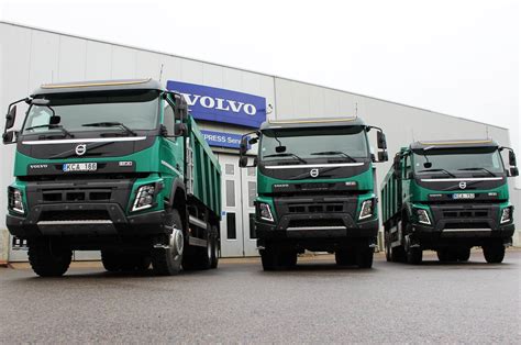 Tematinė nuotrauka su Volvo sunkvežimiais prie Volvo Lietuva centro
