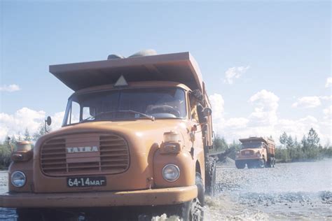 Istorinė nuotrauka su pirmaisiais Volvo sunkvežimiais Lietuvoje 1993 m.