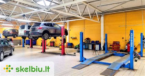 Automechanikas atlieka diagnostiką ir valymą