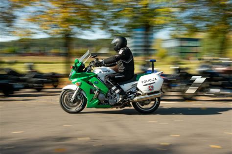 Motociklas atlieka aštuoniukės manevrą aikštelėje