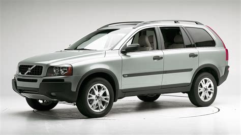 Tematinė nuotrauka Volvo XC90 2005 m. kelyje