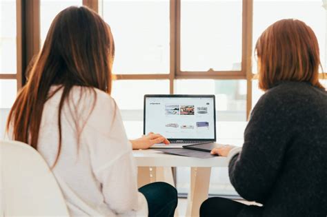 Nuotrauka: asmuo laiko teorijos egzaminą prie kompiuterio „Regitroje“